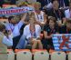 Le prince Guillaume de Luxembourg, avec sa fiancée la comtesse Stéphanie de Lannoy, porte haut les couleurs du grand-duché dans les gradins de l'Aquatics Centre de Londres le 31 juillet 2012.