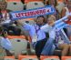 Des supporters tendres et motivés : le prince héritier Guillaume de Luxembourg et sa fiancée la comtesse Stéphanie de Lannoy dans les gradins de l'Aquatics Centre de Londres le 31 juillet 2012.