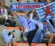Des supporters tendres et motivés : le prince héritier Guillaume de Luxembourg et sa fiancée la comtesse Stéphanie de Lannoy dans les gradins de l'Aquatics Centre de Londres le 31 juillet 2012.