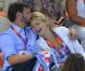 Des supporters tendres et motivés : le prince héritier Guillaume de Luxembourg et sa fiancée la comtesse Stéphanie de Lannoy dans les gradins de l'Aquatics Centre de Londres le 31 juillet 2012.