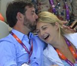 Des supporters tendres et motivés : le prince héritier Guillaume de Luxembourg et sa fiancée la comtesse Stéphanie de Lannoy dans les gradins de l'Aquatics Centre de Londres le 31 juillet 2012.