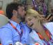 Des supporters tendres et motivés : le prince héritier Guillaume de Luxembourg et sa fiancée la comtesse Stéphanie de Lannoy dans les gradins de l'Aquatics Centre de Londres le 31 juillet 2012.
