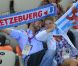 Des supporters tendres et motivés : le prince héritier Guillaume de Luxembourg et sa fiancée la comtesse Stéphanie de Lannoy dans les gradins de l'Aquatics Centre de Londres le 31 juillet 2012.
