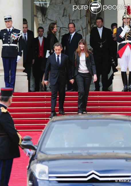 Nicolas Sarkozy et Carla Bruni-Sarkozy quittant l'Elysée le 15 mai 2012