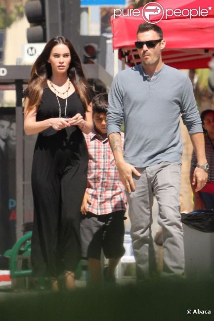 La belle Megan Fox, enceinte, et Brian Austin Green se rendent à la messe avec le fils de l'acteur, Kassius, à Los Angeles, le 15 juillet 2012