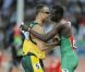 Oscar Pistorius échange son dossard avec Kirani James, champion du monde de 19 ans, à l'issue de sa demi-finale conclue à la dernière place lors des Jeux olympiques de Londres le 5 août 2012