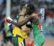 Oscar Pistorius échange son dossard avec Kirani James, champion du monde de 19 ans, à l'issue de sa demi-finale conclue à la dernière place lors des Jeux olympiques de Londres le 5 août 2012