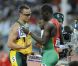 Oscar Pistorius échange son dossard avec Kirani James, champion du monde de 19 ans, à l'issue de sa demi-finale conclue à la dernière place lors des Jeux olympiques de Londres le 5 août 2012