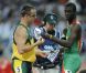 Oscar Pistorius échange son dossard avec Kirani James, champion du monde de 19 ans, à l'issue de sa demi-finale conclue à la dernière place lors des Jeux olympiques de Londres le 5 août 2012