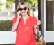 Reese Witherspoon, enceinte, fait ses courses à Santa Monica le 8 août 2012, tout en gardant le sourire
