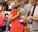 Reese Witherspoon, enceinte, fait ses courses à Santa Monica le 8 août 2012 : les bras légèrement chargés