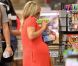 Reese Witherspoon, enceinte, fait ses courses à Santa Monica le 8 août 2012 : elle aurait peut-être dû prendre un panier