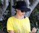 Nicole Richie twiste son total look black avec un top jaune Winter Kate. West Hollywood, le 9 août 2012.