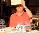 Jacques Chirac, tente de se protéger du soleil, à la terrasse du restaurant Le Girelier, à St-Tropez, le vendredi 10 août 2012.