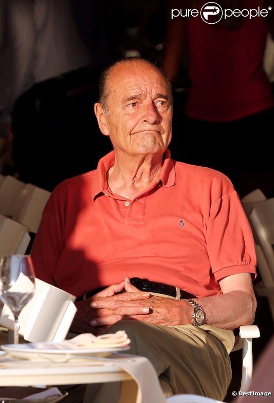 Jacques Chirac déjeune à la terrasse du restaurant Le Girelier, à St-Tropez, le vendredi 10 août 2012.