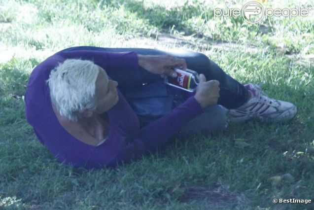 Sur le sol, Brigitte Nielsen dans un sale état, à Los Angeles le 4 août 2012