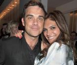 Robbie Williams et sa femme Ayda Field en février 2011 à Londres. En août 2012, le couple attend son première enfant, une petite fille.