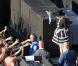 Lady Gaga salue ses fans avant le début de son Born This Way Ball à Bucarest, le 16 août 2012.
