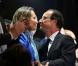 François Hollande embrasse son ex-compagne et mère de ses quatre enfants Ségolène Royal sur la place de la Bastille à Paris. Il est minuit passé, le lundi 7 mai.