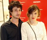 Jérémie Elkaïm et Valérie Donzelli lors de l'inauguration du pop-up store Louis Vuitton x Yayoi Kusama au grand magasin Printemps. Paris, le 4 septembre 2012.