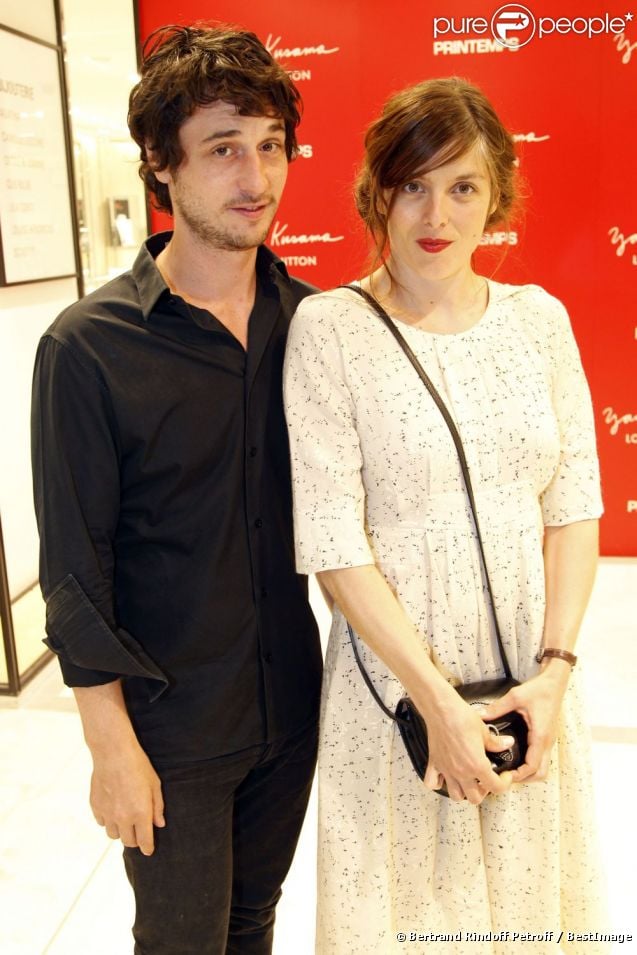 Jérémie Elkaïm et Valérie Donzelli lors de l'inauguration du pop-up store Louis Vuitton x Yayoi Kusama au grand magasin Printemps. Paris, le 4 septembre 2012.