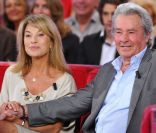 Alain Delon et Nicole Calfan, tendres amis, applaudissent Robert Charlebois