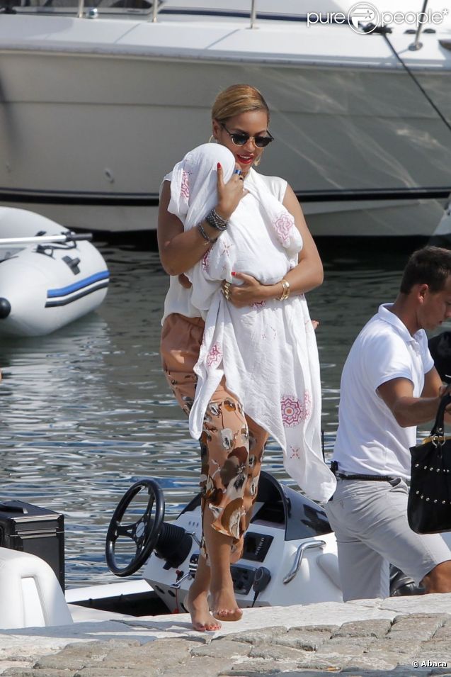 Beyoncé et Jay-Z quittent leur yacht avec leur fille Blue Ivy, le 8 septembre 2012 à Beaulieu-sur-mer