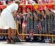  Le prince William et Kate Middleton sont allés à la rencontre des nombreuses personnes massées au bord de leur chemin lors du deuxième jour de leur visite à Singapour le 12 septembre 2012 