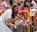  Kate Middleton est allée à la rencontre des enfants massés derrière les barrières lors du deuxième jour de sa visite à Singapour le 12 septembre 2012 