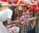  Le prince William et Kate Middleton sont allés à la rencontre des nombreuses personnes massées au bord de leur chemin lors du deuxième jour de leur visite à Singapour le 12 septembre 2012 