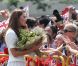  Le prince William et Kate Middleton sont allés à la rencontre des nombreuses personnes massées au bord de leur chemin lors du deuxième jour de leur visite à Singapour le 12 septembre 2012 