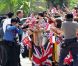  Le prince William et Kate Middleton sont allés à la rencontre des nombreuses personnes massées au bord de leur chemin lors du deuxième jour de leur visite à Singapour le 12 septembre 2012 