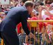  Le prince William et Kate Middleton sont allés à la rencontre des nombreuses personnes massées au bord de leur chemin lors du deuxième jour de leur visite à Singapour le 12 septembre 2012 