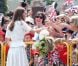  Le prince William et Kate Middleton sont allés à la rencontre des nombreuses personnes massées au bord de leur chemin lors du deuxième jour de leur visite à Singapour le 12 septembre 2012 