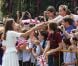  Le prince William et Kate Middleton sont allés à la rencontre des nombreuses personnes massées au bord de leur chemin lors du deuxième jour de leur visite à Singapour le 12 septembre 2012 