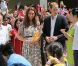 Le duc et la duchesse de Cambridge ont eu le droit à un accueil traditionnel lors de la visite du quartier de Queenstown à Singapour le 12 septembre 2012