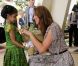 Le duc et la duchesse de Cambridge ont eu le droit à un accueil traditionnel lors de la visite du quartier de Queenstown à Singapour le 12 septembre 2012