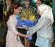 La duchesse de Cambridge a reçu un joli bouquet de fleurs le jour de son arrivée à Singapour, le 11 septembre 2012, première étape d'un voyage de neuf jours en Asie du sud-est avec son époux le prince William