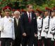 Le prince William et le président de Singapour Tony Tam passent en revue la Garde d'Honneur dans la cours de la résidence présidentielle, Istana, le 11 septembre 2012