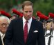 Le prince William et le président de Singapour Tony Tam passent en revue la Garde d'Honneur dans la cours de la résidence présidentielle, Istana, le 11 septembre 2012