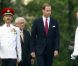 Le prince William et le président de Singapour Tony Tam passent en revue la Garde d'Honneur dans la cours de la résidence présidentielle, Istana, le 11 septembre 2012