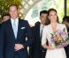 La duchesse de Cambridge a reçu un joli bouquet de fleurs le jour de son arrivée à Singapour, le 11 septembre 2012, première étape d'un voyage de neuf jours en Asie du sud-est avec son époux le prince William