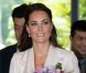 La duchesse de Cambridge a reçu un joli bouquet de fleurs le jour de son arrivée à Singapour, le 11 septembre 2012, première étape d'un voyage de neuf jours en Asie du sud-est avec son époux le prince William