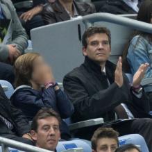 Arnaut Montebourg et son fils lors du match de l'équipe de France au Stade de France face à la Biélorussie (3-1) le 12 septembre 2012