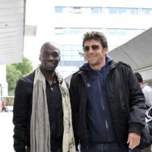 Patrick Bruel et Claude Makele lors d'un match de gala opposant le Variété Club de France à la Sélection républicaine au Stade Charlety à Paris le 12 septembre 2012 en hommage à Thierry Roland et pour les 80 ans du foot pro
