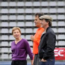 Laurence Parisot et François Cluzet lors d'un match de gala opposant le Variété Club de France à la Sélection républicaine au Stade Charlety à Paris le 12 septembre 2012 en hommage à Thierry Roland et pour les 80 ans du foot pro