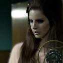 Lana Del Rey : Elégante icône des années 50 pour la campagne automnale de H&M