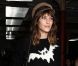 Alexa Chung, lors du défilé Issa printemps-été 2013 à Somerset House, porte un sweater JW Anderson pour Topshop avec un jean et des chaussures noires. Londres, le 15 septembre 2012.