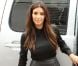 Kim Kardashian, habillée d'une chemise Acne, d'une jupe en cuir et de sandales Tom Ford à Miami. Le 16 septembre 2012.