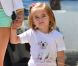 Anja accompagne sa mère Alessandra Ambrosio pour effectuer quelques achats chez Petco. Santa Monica, le 24 septembre 2012.